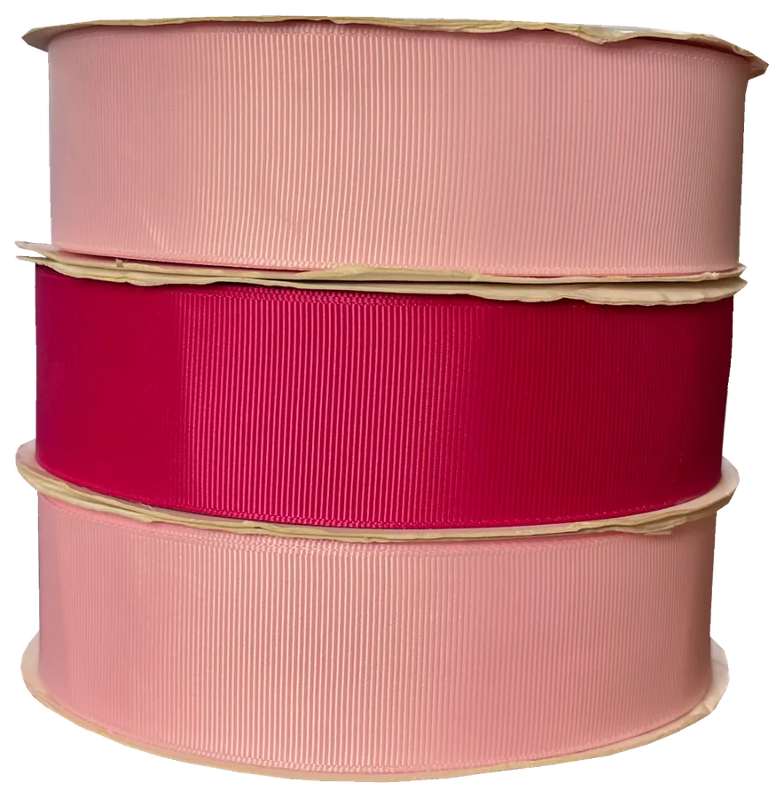 Rollos de cinta en tonos rosa